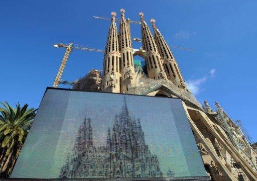 Vista de una pantalla gigante delante de la Sagrada Familia, en Barcelona