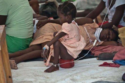 Una niña enferma de cólera, en un hospital haitiano.