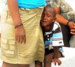 Un niño llora en medio de la protesta