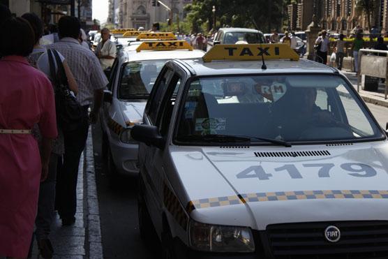 Los propietarios de taxis piden que la bajada de bandera pase de $2,50 a $3,50