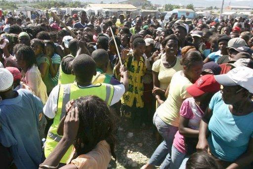 Haitianos se congregan para recibir víveres de parte de la Cruz Roja