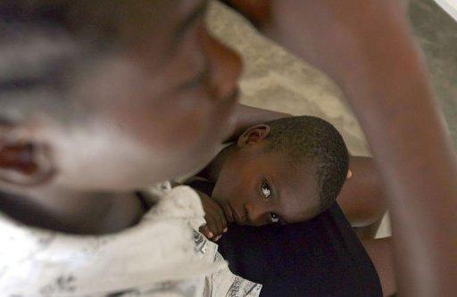 Un niño enfermo de cólera descansa en el centro de tratamiento del cólera de Médicos sin Fronteras en Tabarre, Haití