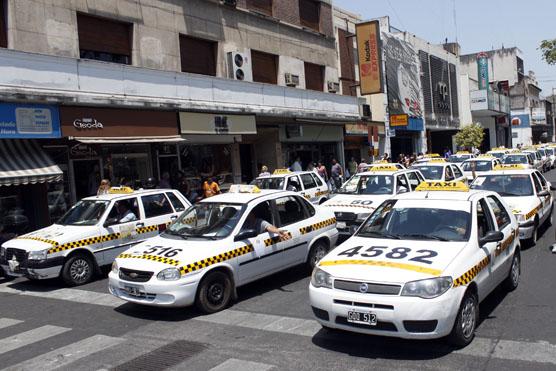 Los propietarios de taxis piden aumentar la bajada de bandera de $2.50 a $3.50 y la ficha de 0.25 a 0.35