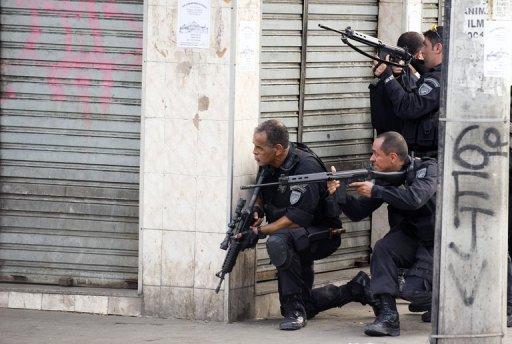 Policías militares toman posición en la favela Vila Cruzeiro