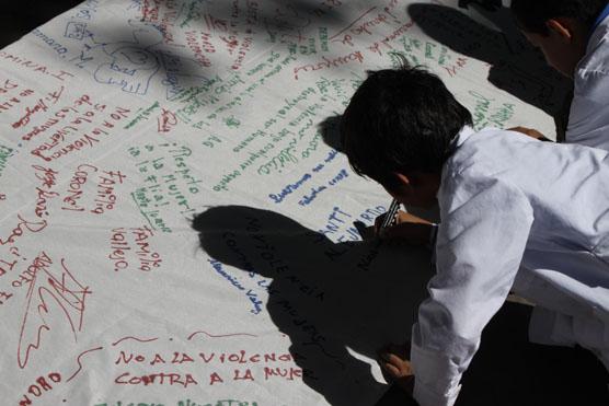 Estaba realizando una actividad, en la que grandes y chicos dejaban su mensaje en un lienzo blanco