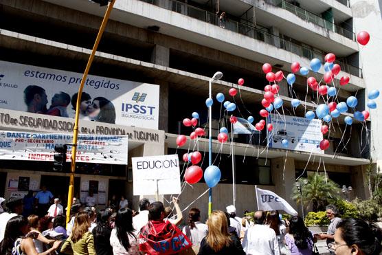 El gremio UPCN, realizó una tirada de globos, después de haber terminado un acto en las puertas del Subsido de Salud