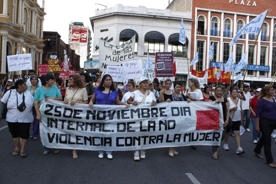 Por la tarde partidos de izquierda, organizaciones sociales y público en general marcharon a Plaza Independencia