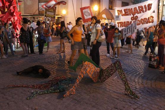 Por otro lado en peatonal Muñecas y Mendoza, también se repudiaba contra la violencia a la mujer