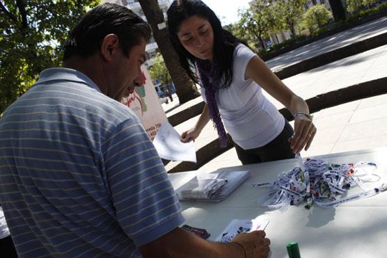 El Observatorio de la mujer realizó una actividad en Plaza Independencia contra la violencia la mujer