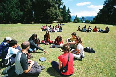 Adolescentes participando en un campamento científico de "Expedición Ciencia", una Asociación Civil