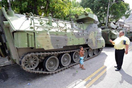 Un tanque en la favela Morro Alemao en Rio Janeiro