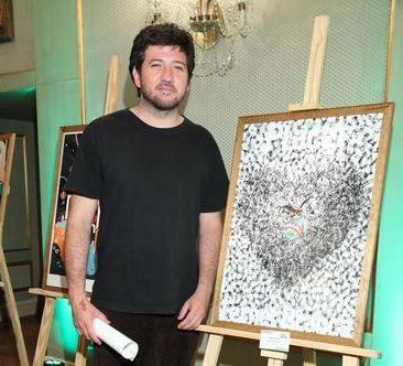 Pablo Matías Gutiérrez junto a su obra ganadora del 2° premio del Concurso Arte Único de Fernet Branca