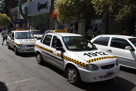 La comisión de Transporte del Concejo Deliberante, ayer, dictaminó favorablemente el pedido del aumento de propietarios de taxis