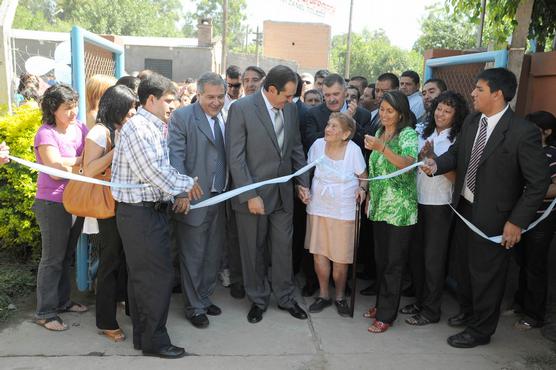 El Gobernador con los vecinos del lugar