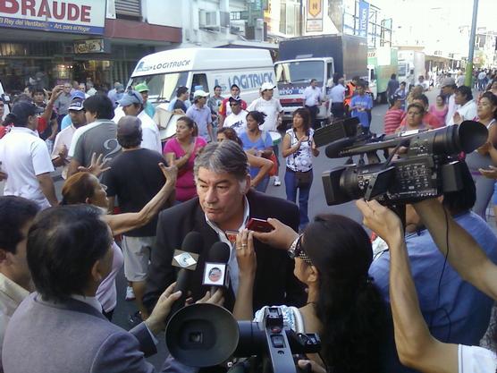 Luis Lobo dialoga con periodistas