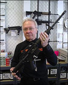 Jim Pruett es el dueño de una tienda en Texas de donde salen cientos de armas vendidas sin un destino claro.