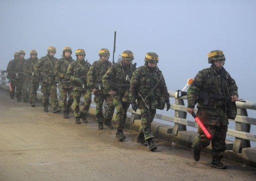 Marines surcoreanos patrullan en la isla de Yeonpyeong