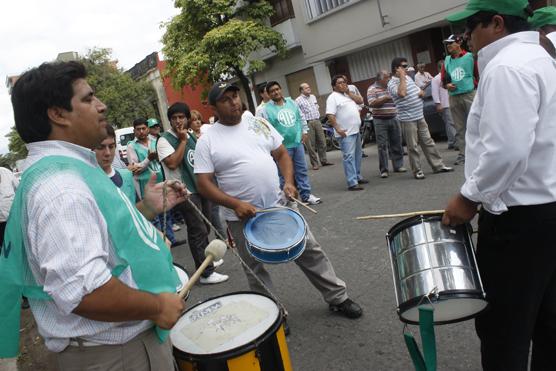 Desde hace tres semanas los estatales exigen al gobierno el blanqueo de trabajadores, pase a planta permanente y un aumento