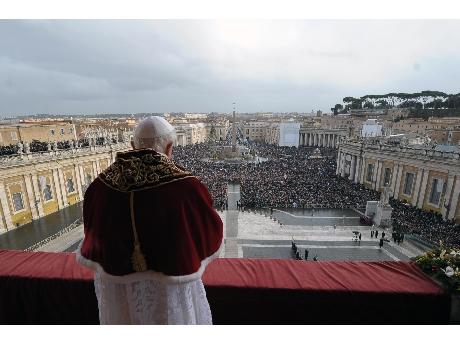 Benedicto ante la multitud