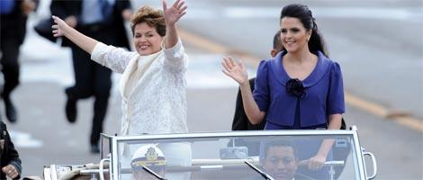 Dilma y su hija en el coche descapotado