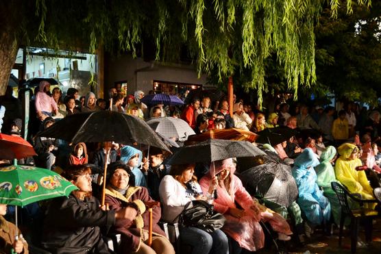 Bajo la lluvia, el público siguió el espectáculo