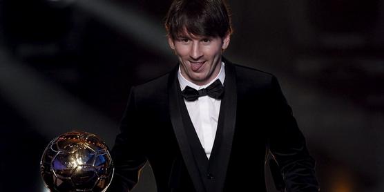 Lionel Messi con el Balón de Oro 2010