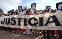 Familiares de las víctimas pidiendo justicia