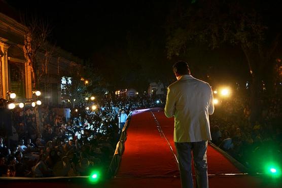 Una multitud asistió al desfile de moda