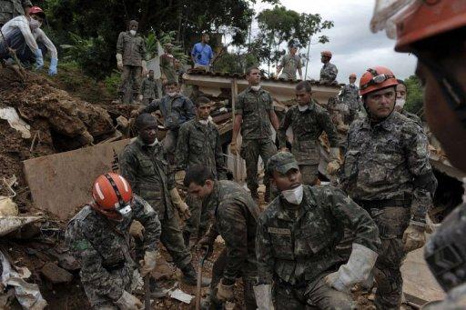 Tropas brasileñas auxilian a víctimas de aludes cerca de Rio 