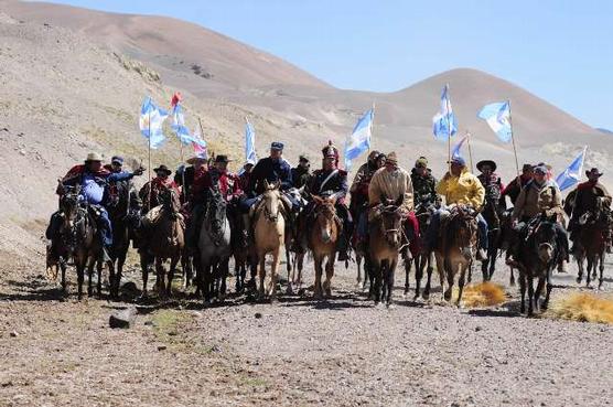 Argentinos y chilenos llegaron en mula al hito fronterizo de Come Caballos, a más de 5.000 metros de altura en la cordillera