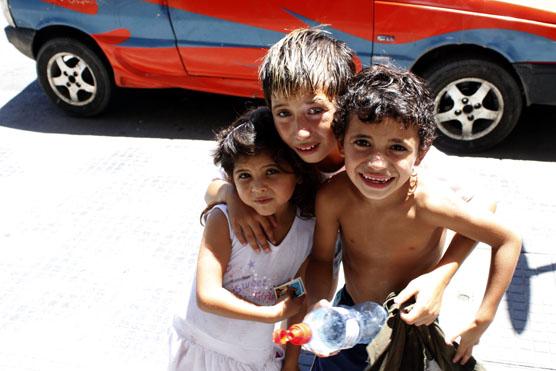 La térmica de ayer superó los 40º. Los chicos sin remera y con una botella de agua para hacer frente al gran calor