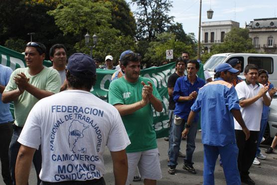 El sindicato de camioneros protestó ayer en Plaza Independencia