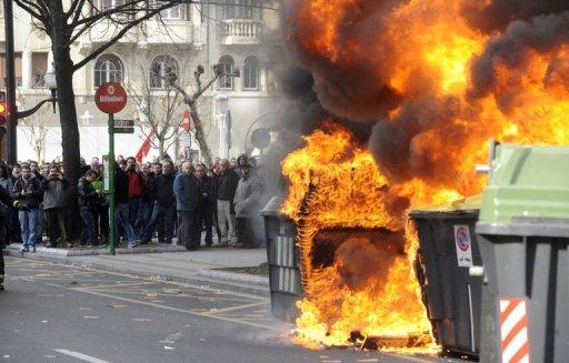 Sindicalistas observan cómo arde un contenedor en Bilbao 