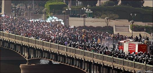 La policía intenta reprimir las multitudinarias protestas en El Cairo que ya van en su cuarto día.