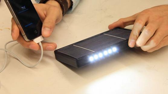 El panel solar portátil sirve para cargar baterías de teléfonos celulares y para brindar luz.