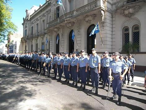 Como todos los años cientos de jóvenes se inscribirán, desde hoy y hasta el viernes, en la Escuela de Policías