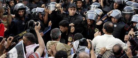 Seguidores de Mubarak atacan al pueblo