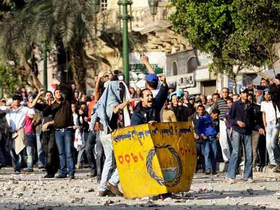 Se lanzan piedras entre manifestantes de ambos bandos