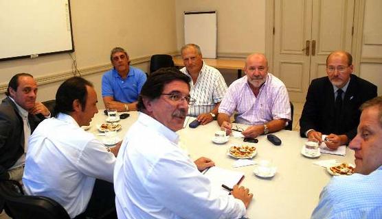 Sileoni en plena discusión con gremios