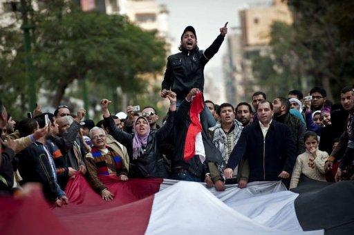 Manifestantes antigubernamentales gritan consignas contra Mubarak 