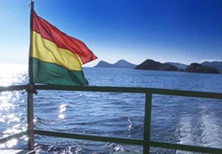 Buque con bandera boliviana en las costas del Pacífico