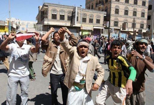 Manifestantes yemeníes contrarios al gobierno gritan eslóganes reclamando la destitución del presidente, Alí Abdalá Saleh