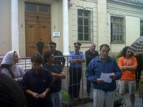 Familiares lee un documento frente al Arzobispado