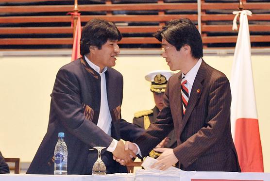 Morales saluda al ministro japonés Kaname Tajima