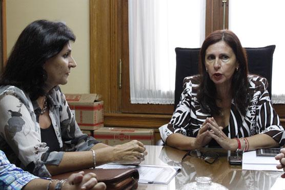 Teresa Ramayo, titular de SADOP, junto a la Ministra de Educación, Silvia Rojkes (archivo)