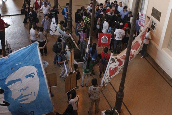 Estudiantes univesitarios protestaron en el Rectorado de la UNT