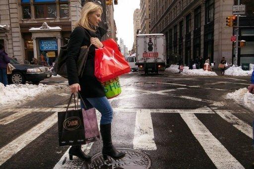 Una mujer de compras por Broadway, en Nueva York, en enero