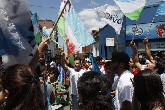 Con cánticos populares se vivía la previa al inicio de sesiones