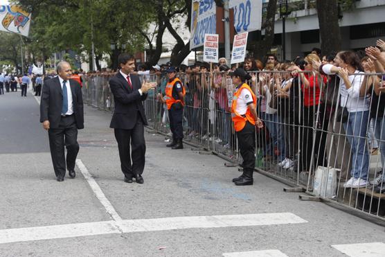 El ministro de Salud, Pablo Yedlin, llegó al recinto legislativo aplaudiendo al público 