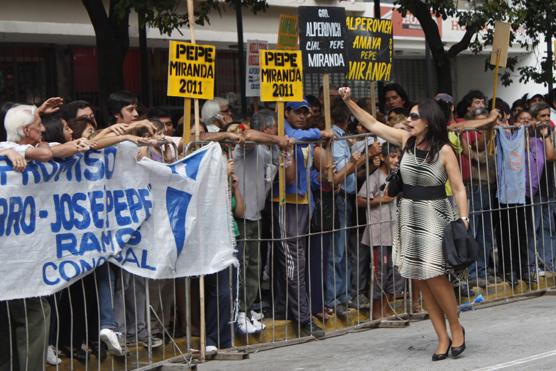 La ministra de Educación, Silvia Rojkés de Temkin saluda con euforia a los presentes